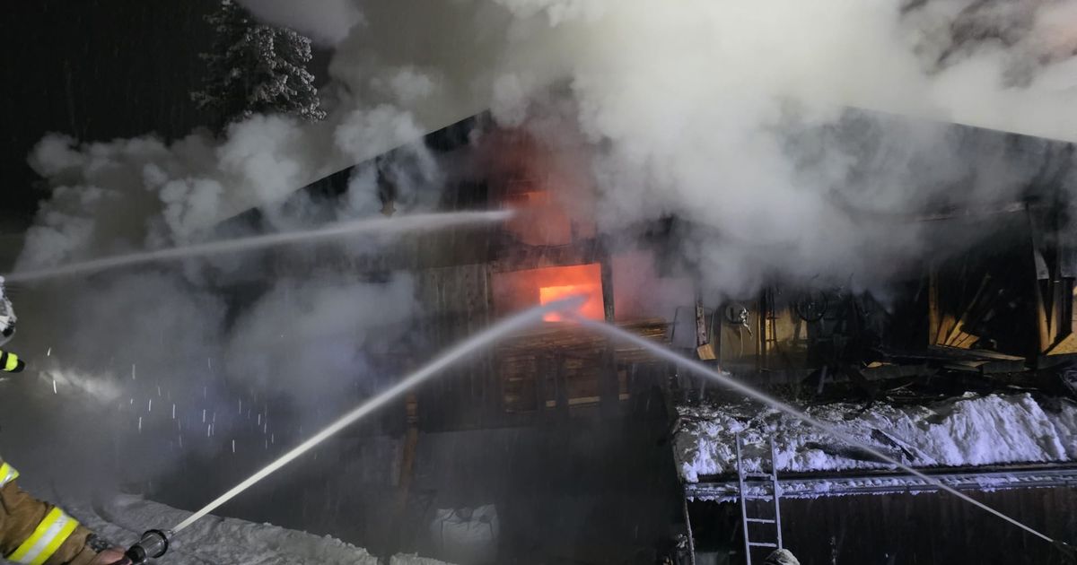 Rund-100-Feuerwehrleute-im-Einsatz-Bauernhaus-in-der-Wildsch-nau-in-Vollbrand