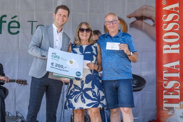 In der ersten Quizrunde setzten sich Andrea Grimm und Arthur Pircher mit ihrem Wissen durch und konnten einen DEZ-Einkaufsgutschein von Lorenz Wedl in Empfang nehmen.