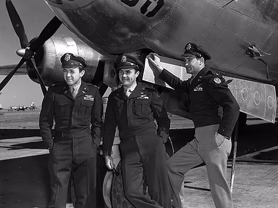 Die Besatzung der "Enola Gay": Theodore Van Kirk, Paul Tibbets und Thomas Ferebee nach dem Abwurf der Atombombe.