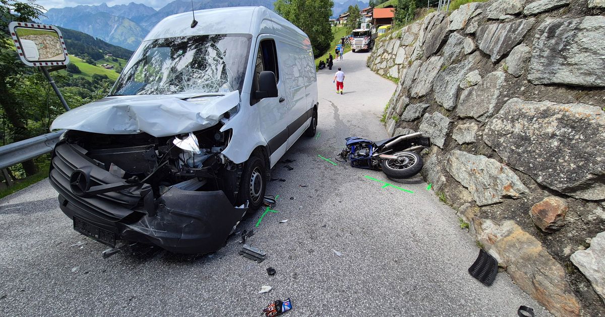 Schwer-verletzt-in-Klinik-geflogen-Motorradfahrer-18-lag-nach-Unfall-bewusstlos-auf-der-Stra-e