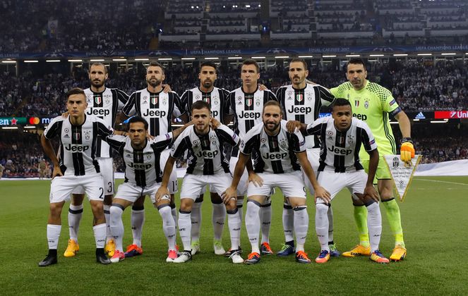 Erst versammelte sich Juve zum Mannschaftsfoto, ...