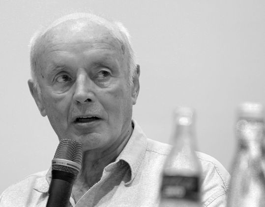 20. Juni: PETER ELSTNER (✞ 81) | Er war einer der legendärsten Sportjournalisten- und Persönlichkeiten Österreichs. Ab den 70er-Jahren kommentierte er Fußball, Skispringen oder Ski Nordisch. 2001 ging er in Pension. Er kam bei einem tragischen Badeunfall in Wien ums Leben, als er von einer Plattform in die neue Donau sprang und unterging.
