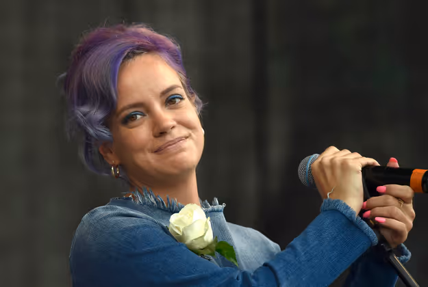 Die britische Sängerin Lily Allen zollte der Verstorbenen mit einem Gesangsauftritt Tribut.