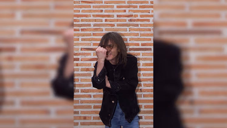 18. November: Malcolm Young (✝ 64) | Der AC/DC-Gründer- und Gitarrist Malcolm Young verließ die Band 2014. Er litt bereits seit einigen Jahren an schweren gesundheitlichen Problemen, war auch dement. Hardrock-Klassiker wie “Highway to Hell“ wären ohne  ihn undenkbar gewesen.