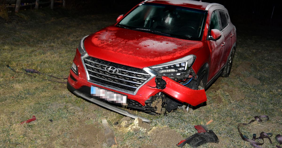 Betrunkener-Fahrer-in-Wattens-durchbricht-Zaun-und-rei-t-Laterne-aus-Verankerung