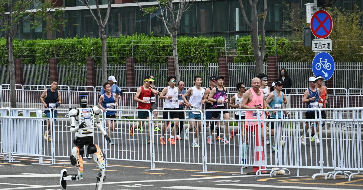 Maschine-gegen-Mensch-Roboter-l-uft-im-Halbmarathon-erstmals-schneller