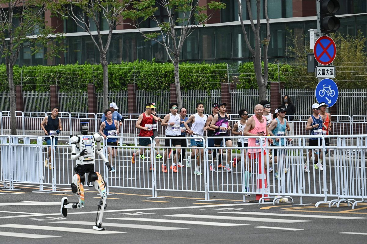 Maschine gegen Mensch: Roboter läuft im Halbmarathon erstmals schneller