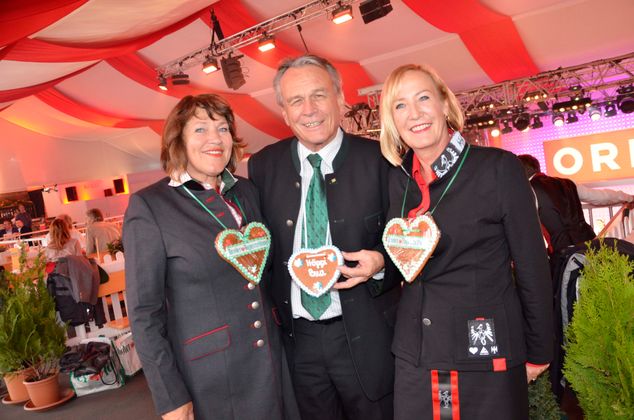 Entsorgungsunternehmerin und DAKA-Chefin Barbara Zitterbart mit IKB-Boss Harald Schneider und RA und TSV-Vize-Präsidentin Paula Stecher (l.).