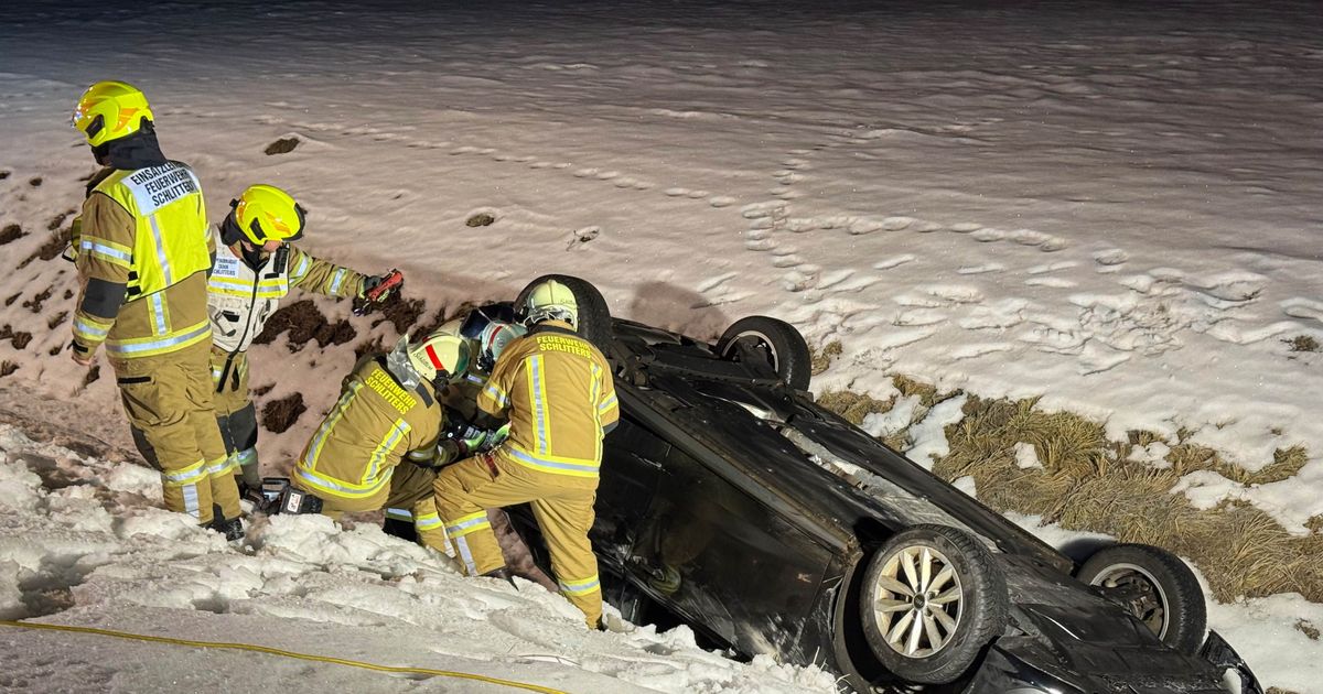 Kurioser-Unfall-im-Zillertal-Pkw-landete-im-Bachbett-Lenker-ging-nach-Hause