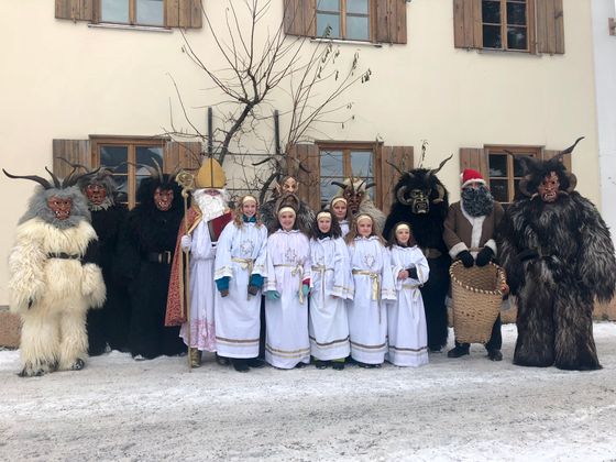 Nikolaus und Krampusse bei den Hausbesuchen in Elbigenalp.