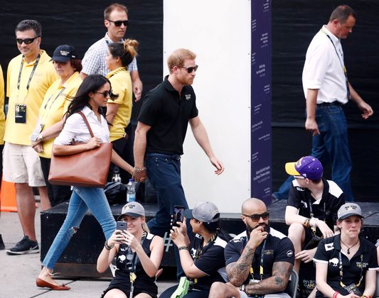 Für ein Tennismatch bei den "Invictus Games" im kanadischen Toronto wählte Markle ein legeres Outfit: Jeans, weiße Bluse, braune Shopper und farblich passende Ballerinas. 800 Euro musste Meghan insgesamt dafür hinblättern.