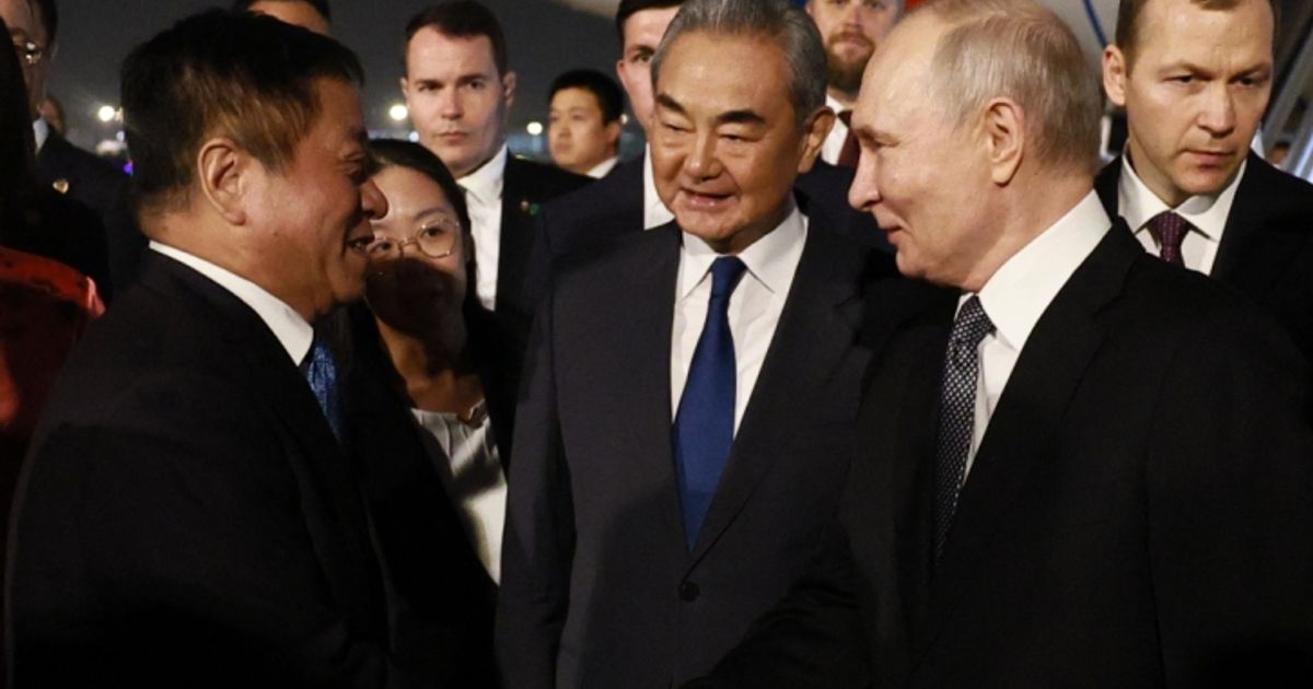 Xi-begr-t-Putin-in-Peking
