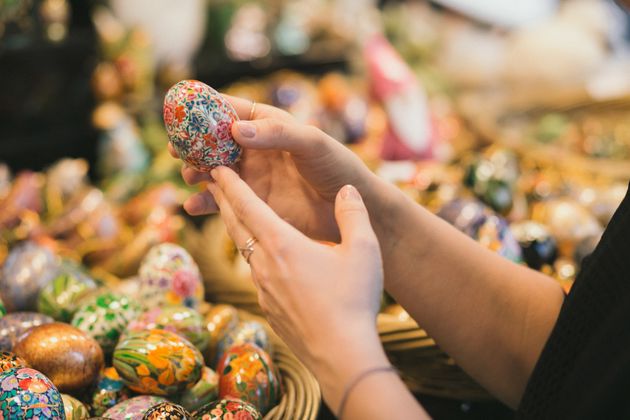 Kunstvolle Osterdeko, Handwerksstücke aus Holz und Keramik, Schmuckkreationen, Parfums, Kerzen uvm. werden an den Standeln angeboten - perfekt, um besondere Ostergeschenke zu finden.