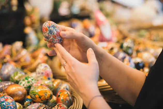 Kunstvolle Osterdeko, Handwerksstücke aus Holz und Keramik, Schmuckkreationen, Parfums, Kerzen uvm. werden an den Standeln angeboten - perfekt, um besondere Ostergeschenke zu finden.