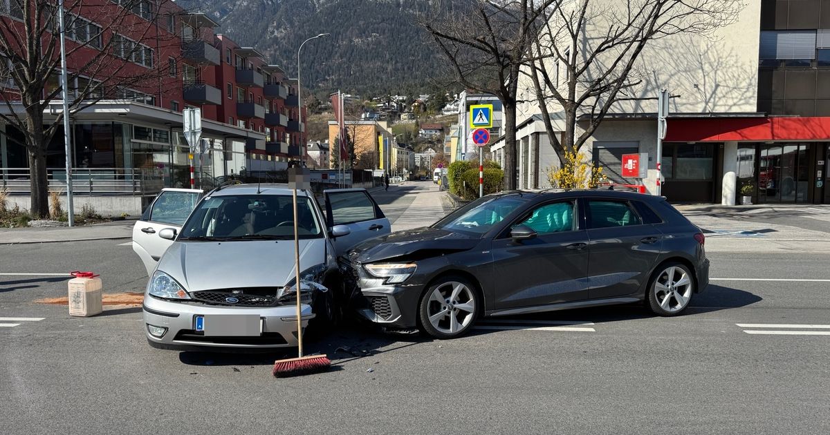 Autos-kollidierten-auf-Kreuzung-in-Innsbruck-Zwei-Insassen-verletzt