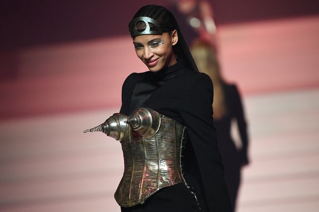 Schauspielerin Noemie Lenoir zeigte sich in einem futuristischen Outfit.
