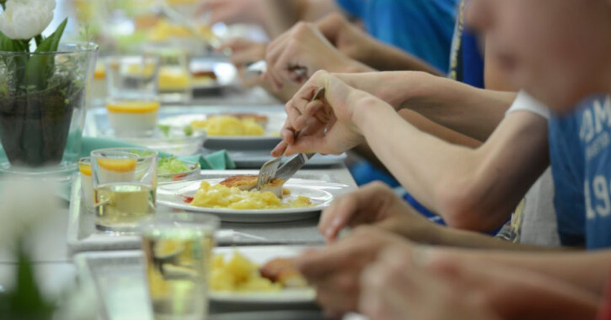 Essen-in-Volksschule-Oft-erstellt-der-Dorfwirt-den-Men-plan