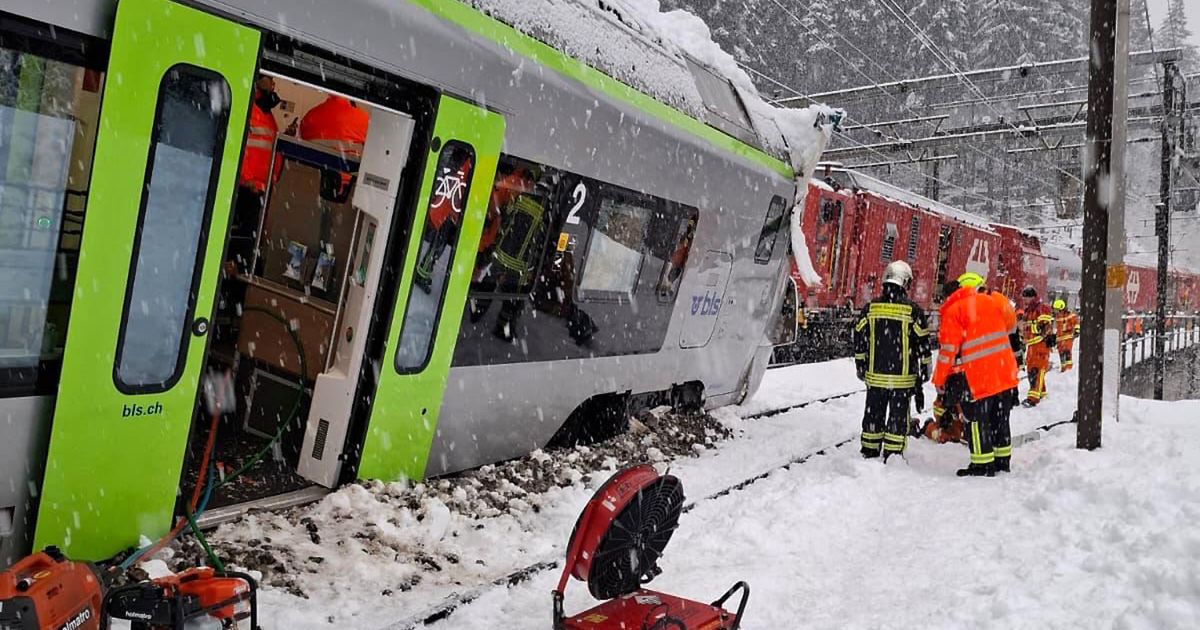 Zugungl-ck-in-der-Schweiz-Regionalbahn-nach-Lawinenabgang-entgleist