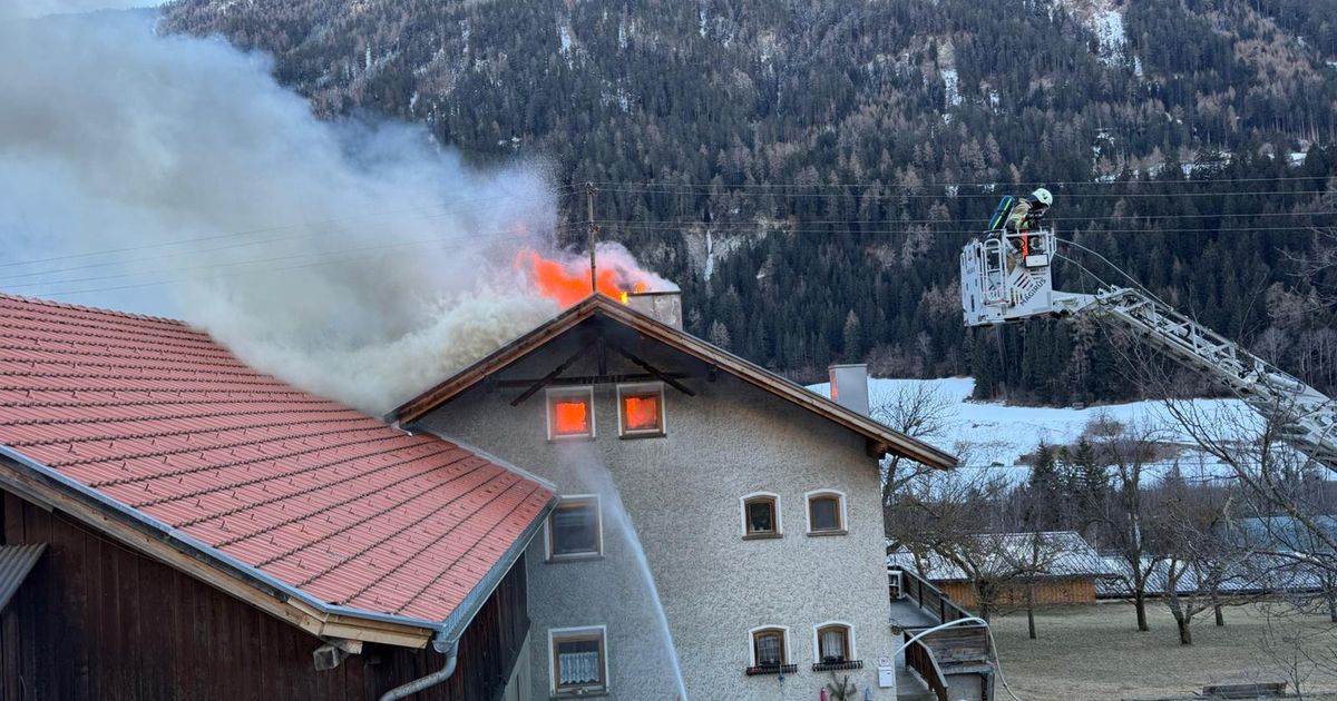 Dachstuhl-in-Flammen-Bauernhaus-in-Pfunds-vorerst-nicht-mehr-bewohnbar