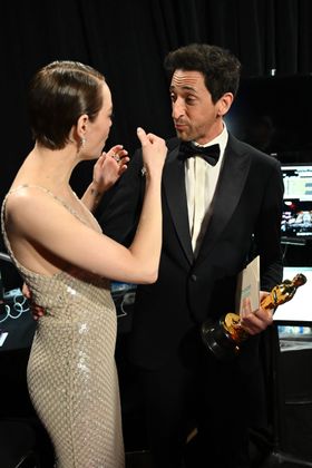 Emma Stone gratuliert Adrien Brody zum Oscar.