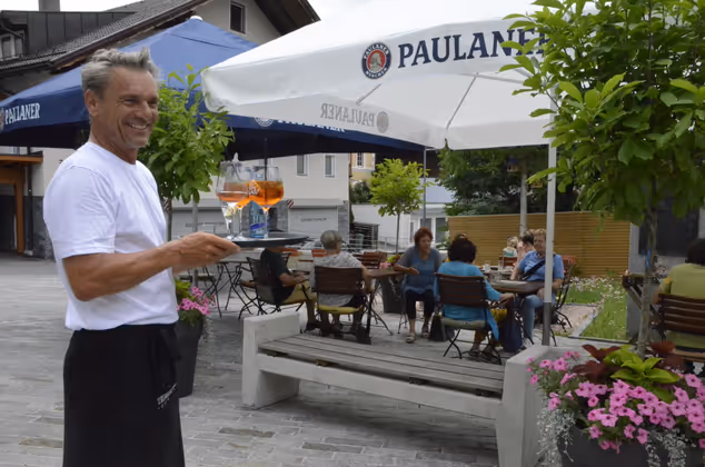 In der neu gestalteten Begegnungszone in Jenbach gönnten sich etliche Jenbacher im kürzlich eröffneten Gastgarten an der Kasbachbrücke mit coolen Drinks eine Erfrischung.