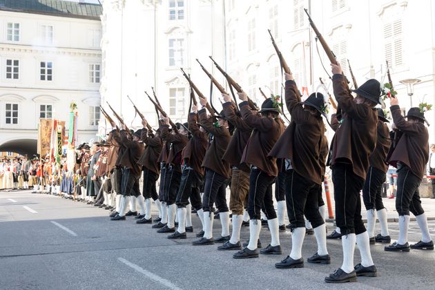 Ehrenkompanie Breitenbach am Inn beim Abfeuern der Ehrensalve