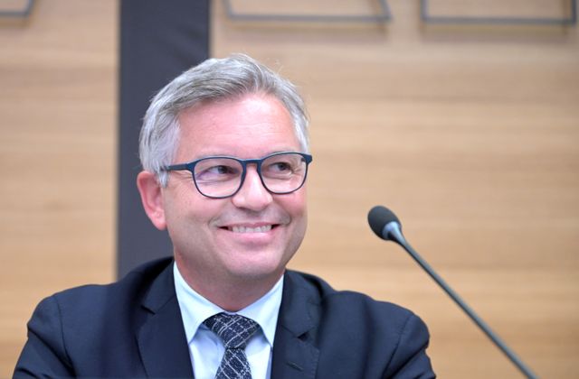 Sparsam legt es Finanzminister Magnus Brunner (ÖVP) an: „Ich freue mich Ende Juli bzw. Anfang August auf ein paar ruhige Tage mit der Familie.“ Er will auf jeden Fall mit seinen „Jungs“ Tennis spielen, vielleicht gehen sich auch ein paar Tage mit der Familie am Meer aus. 