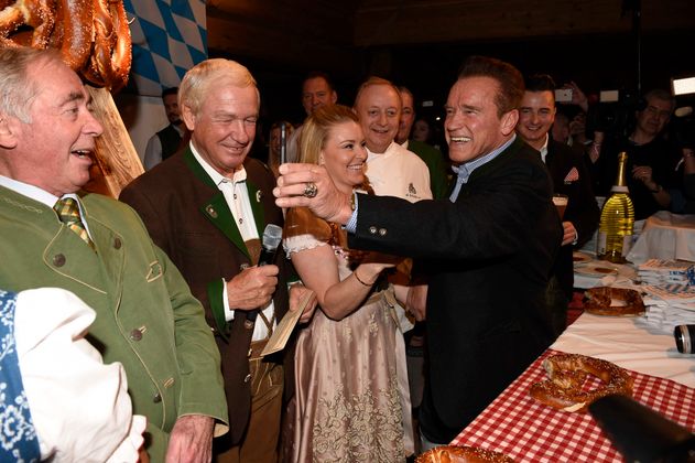 Arnold Schwarzenegger mit Freundin Heather Milligan, Stanglwirt Balthasar Hauser, Starkoch Alfons Schuhbeck und Skilegende Karl Schranz bei der Weißwurstparty-Eröffnung.