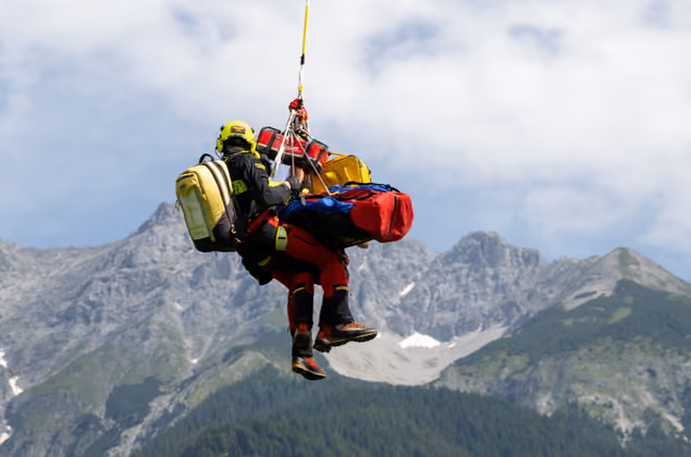 Auch, einen abgestürzten Drachenflieger zu bergen, wurde geübt.