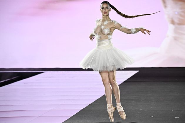 Tanzend über den Laufsteg: die französische Ballerina Victoria Dauberville.