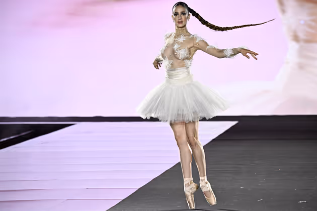 Tanzend über den Laufsteg: die französische Ballerina Victoria Dauberville.