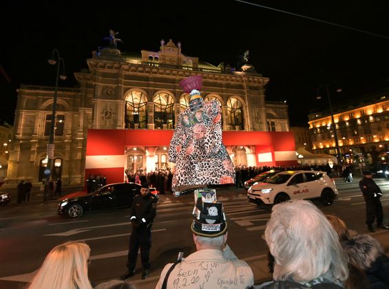 Promis schauen vor der Staatsoper.