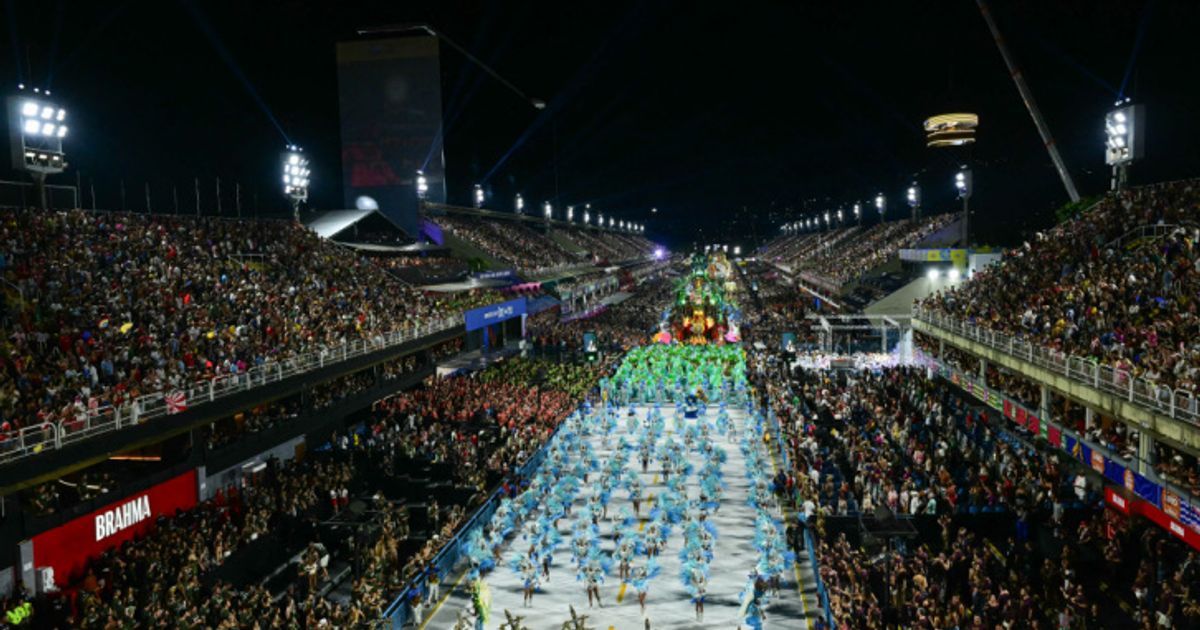 Verkleidete-Polizisten-schnappen-Handydiebe-bei-Rio-Karneval