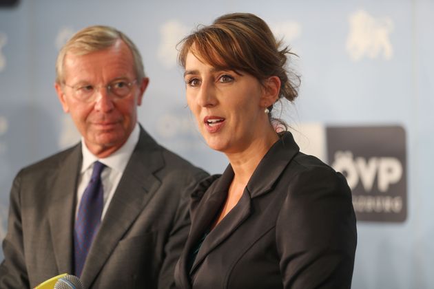 „Jedes Kind in Österreich soll beim Spielen den Wind in den Haaren spüren dürfen." – Salzburgs Bildungslandesrätin Maria Hutter (ÖVP) (re.) bläst Sturm gegen das Kopftuch.