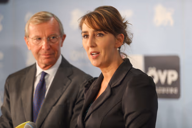 „Jedes Kind in Österreich soll beim Spielen den Wind in den Haaren spüren dürfen." – Salzburgs Bildungslandesrätin Maria Hutter (ÖVP) (re.) bläst Sturm gegen das Kopftuch.