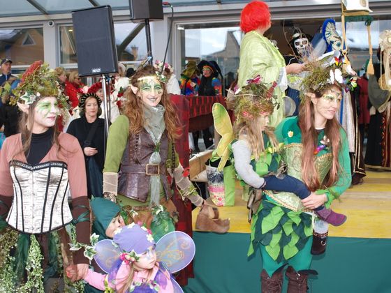 In Imst hatten die Weiber die Stadt fest im Griff. Die "Weiberfasnacht" fand bereits zum sechsten Mal statt und zieht immer mehr Schaulustige an.