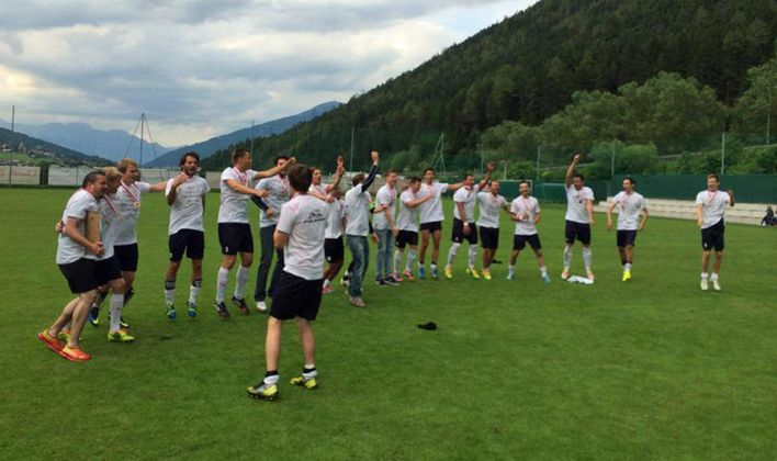 1. Klasse West: Eine starke Rückrunde bescherte Fulpmes den Titel. Gefeiert wurde die Meisterschaft in Rimini.