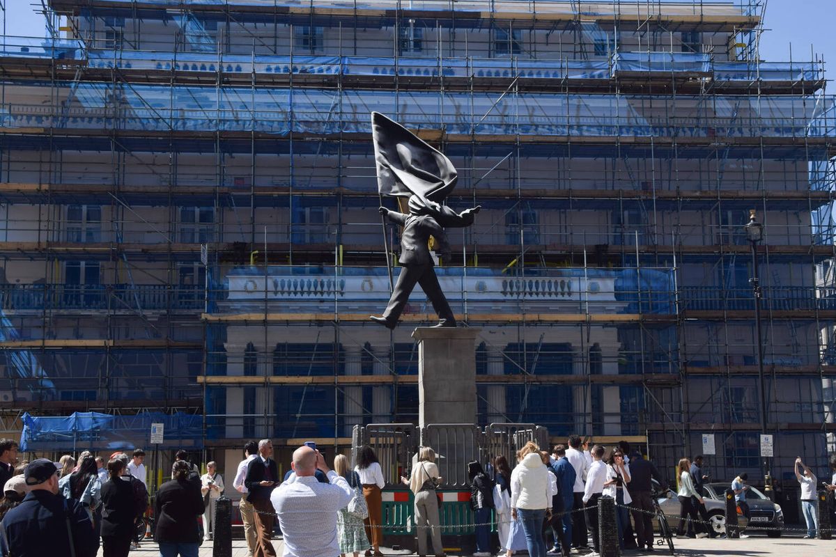 Schritt in den Abgrund: Neues Banksy-Kunstwerk in London aufgetaucht