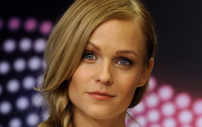 Mirjam Weichselbraun ist eine der bekanntesten Moderatorinnen Österreichs. Die Tirolerin moderierte bereits Musikevents wie die MTV Europe Music Awards oder die MTV Video Music Awards, große Festivals wie „Rock am Ring“ vor 80.000 Menschen oder den „Deutschen Filmpreis“ 2013. Für den ORF moderierte sie große Live-Shows wie „Dancing Stars“ oder den „Wiener Opernball“.