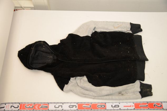 Die zweite Kapuzenjacke ist schwarz/weiß.