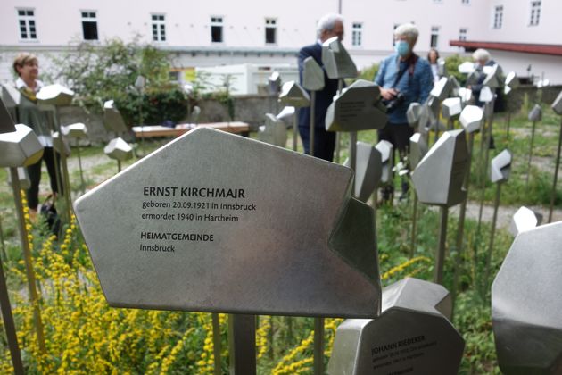 360 individuell gestaltete Metall-Stelen tragen Namen, Geburtsdatum und Heimatort der Ermordeten - und sollen auf die Einzigartigkeit jedes Opfers hinweisen. 