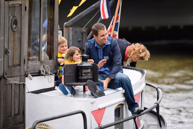 Cox' Mann und ihre beiden Kinder Lejla und Cuillin fuhren mit einem Boot auf der Themse zur Gedenkveranstaltung.