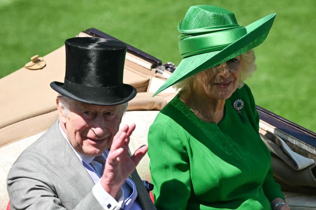 König und Königin an Tag zwei. Camilla geht mit dem Rasen eine Allianz ein. 