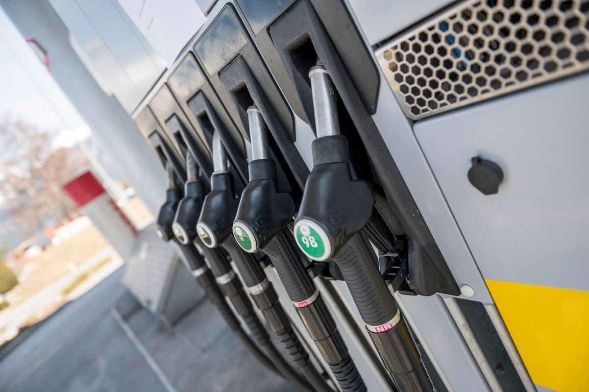 Kopfstoß und Schläge mit Helm: Wilde Rauferei an Tankstelle 
