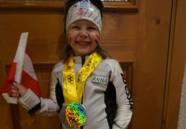 Die kleine Johanna aus Fügenberg als Olympiasiegerin Anna Fenninger.