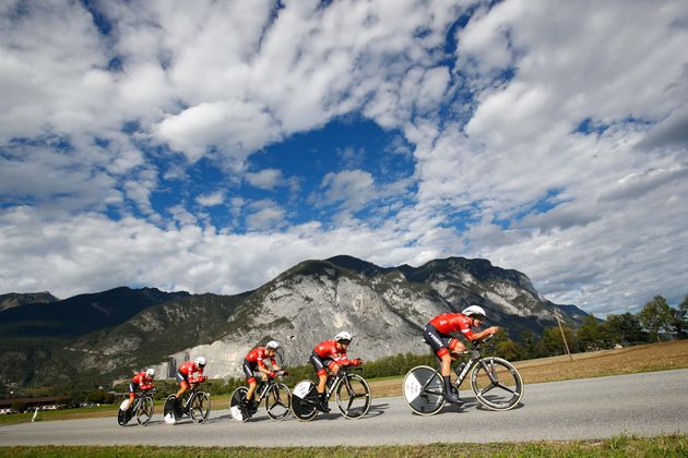 Atemberaubende Kulisse: Im Hintergrund die Martinswand, auf der Strecke das Team Trek-Segafredo mit den Österreichern Matthias Brändle und Michael Gogl. Sie belegten den 7. Platz.
