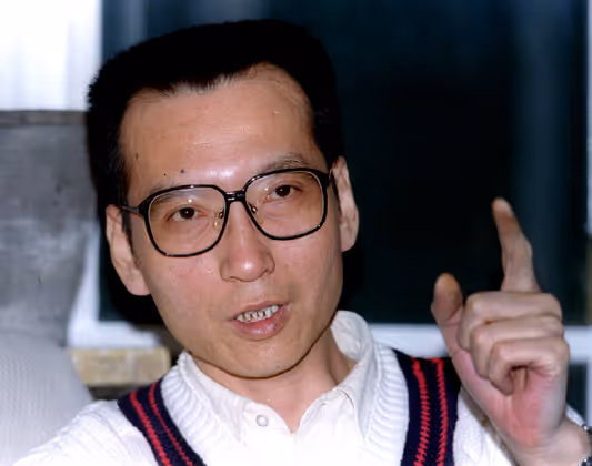 13. Juli: Liu Xiaobo (✝ 61) | Der chinesische Schriftsteller und Friedensnobelpreisträger starb nach Jahren der Inhaftierung, ohne seine Freiheit wiedererlangt zu haben. Als Todesursache gaben die Behörden Organversagen infolge einer Leberkrebserkrankung an. China hatte bis zuletzt die Behandlung des als Staatsfeind eingestuften Dissidenten im Ausland verweigert.