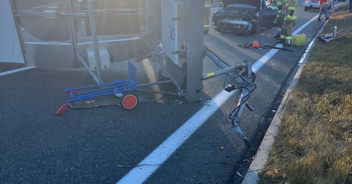 Lenker-war-von-Navi-abgelenkt-Auto-prallte-bei-Wattens-gegen-Warnanh-nger