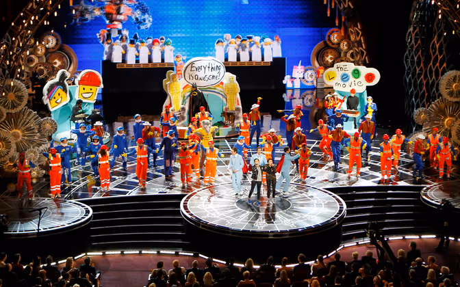 Alles Lego: Tegan and Sara Feat. The Lonely Island sangen "Everything Is Awesome" aus "Lego Movie".