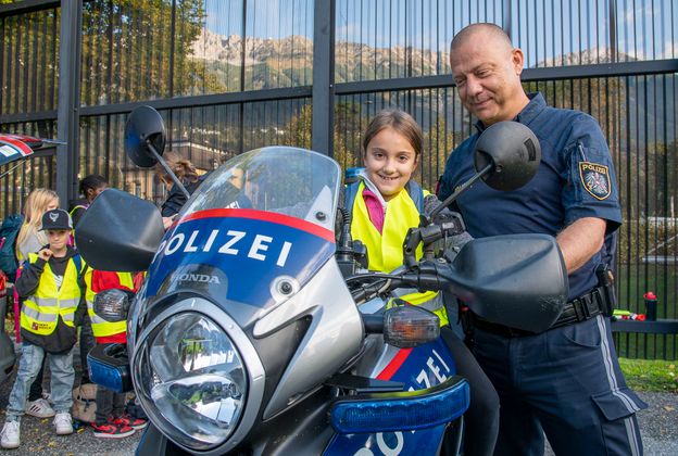 Antonia der VS Arzl (4. SSt.) mit Polizist Andreas